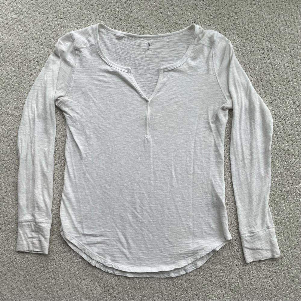 🏷🚨ALL ITEMS $6 or less BUY 2 get 1 FREE! 🚨🏷 GAP white long sleeve tee